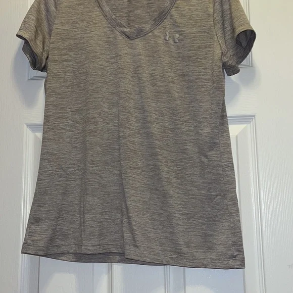 ⭐️Underarmor vneck - Picture 6 of 9